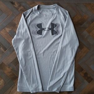 Boys Under Armour YM Grey long sleeve t-shirt.